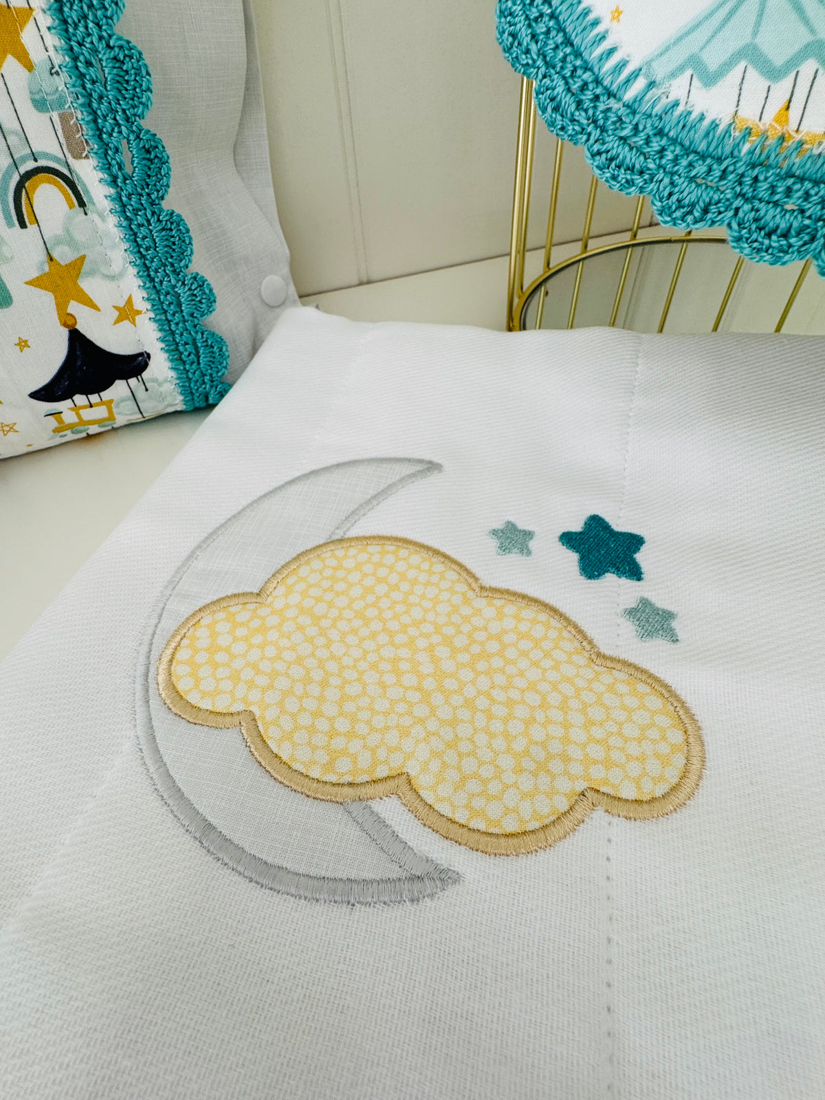 Set de 3 piezas / Babero , pañito y almohada