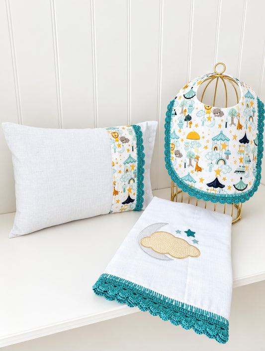Set de 3 piezas / Babero , pañito y almohada